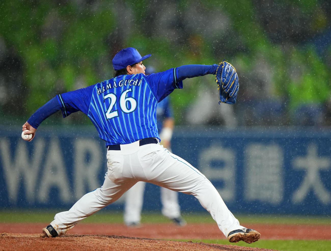 ヤクルト対DeNA　雨が降りしきる中、力投するDeNA浜口（撮影・横山健太）