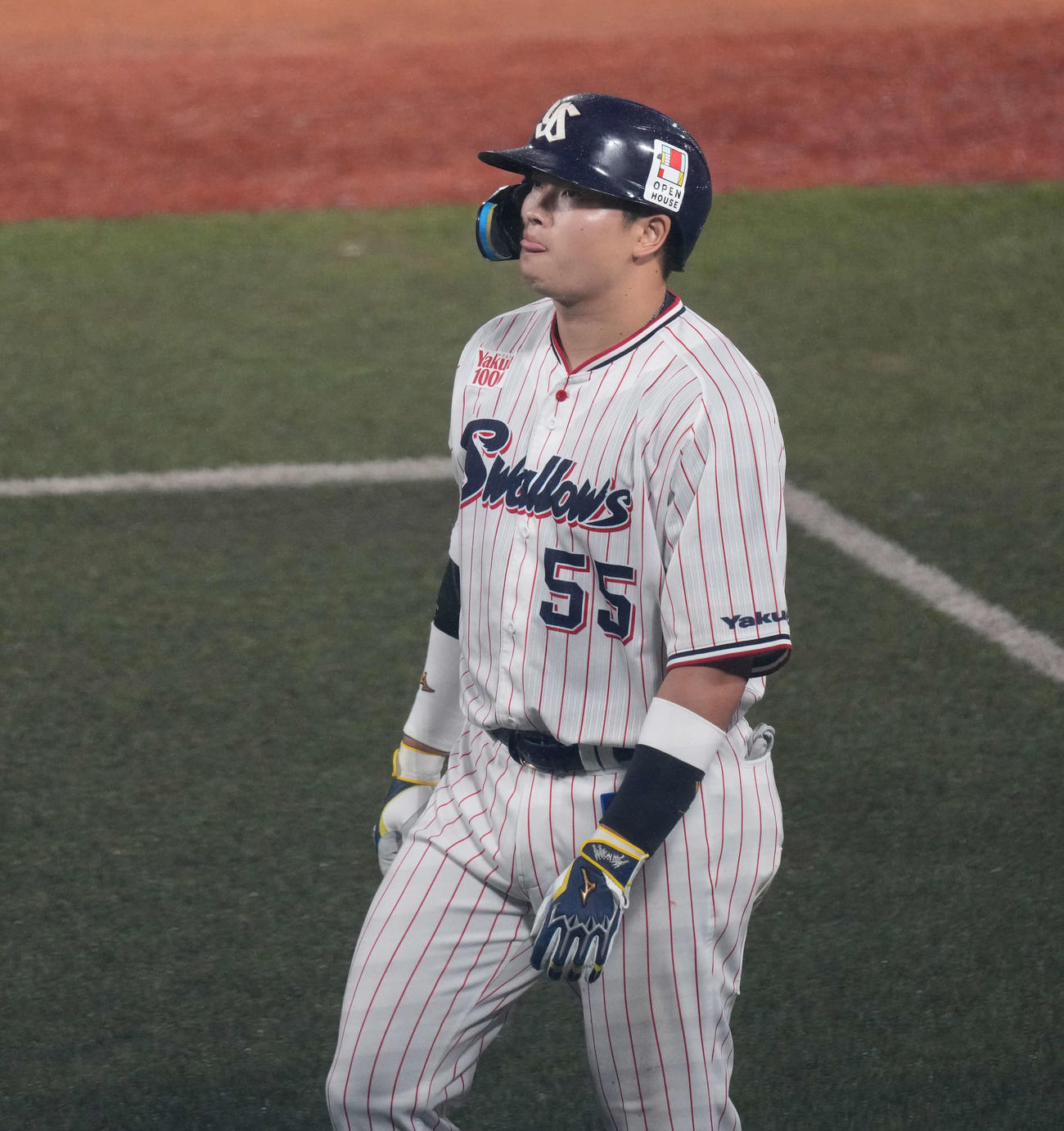 ヤクルト対DeNA 4回裏ヤクルト1死一塁、村上は二ゴロに倒れ悔しがる（撮影・井上学）