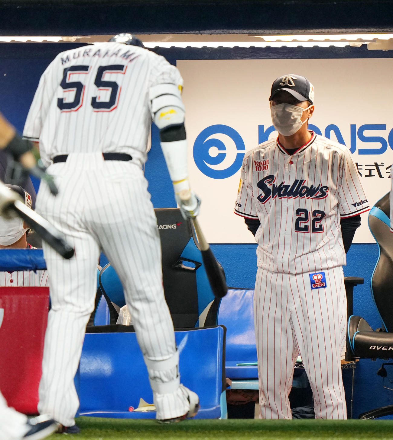 ヤクルト対DeNA 2回裏ヤクルト無死、三振に倒れベンチへ引き揚げる村上。右は高津監督（撮影・横山健太）