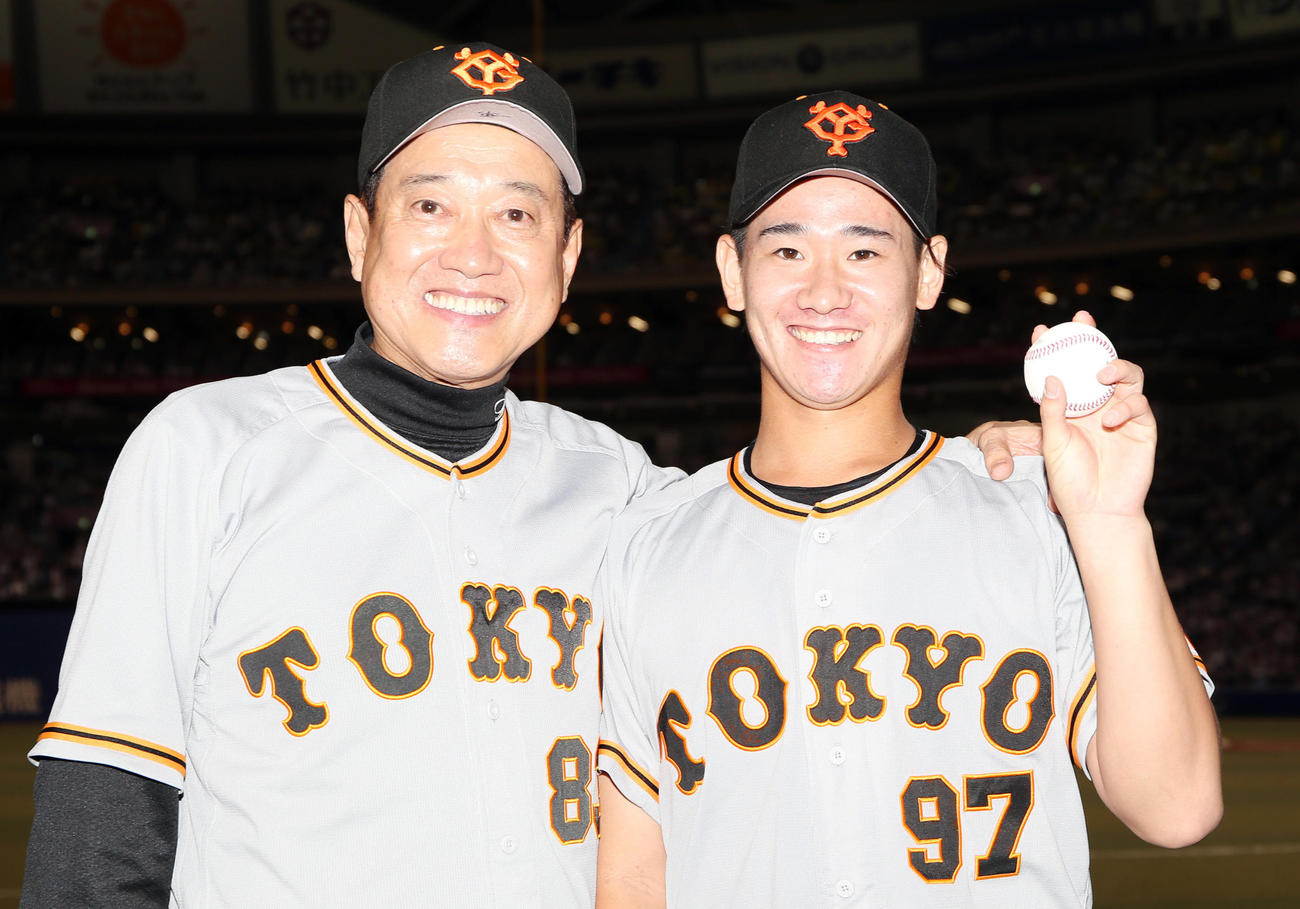 プロ初勝利を挙げ、原監督（左）と記念撮影をする井上（撮影・狩俣裕三）