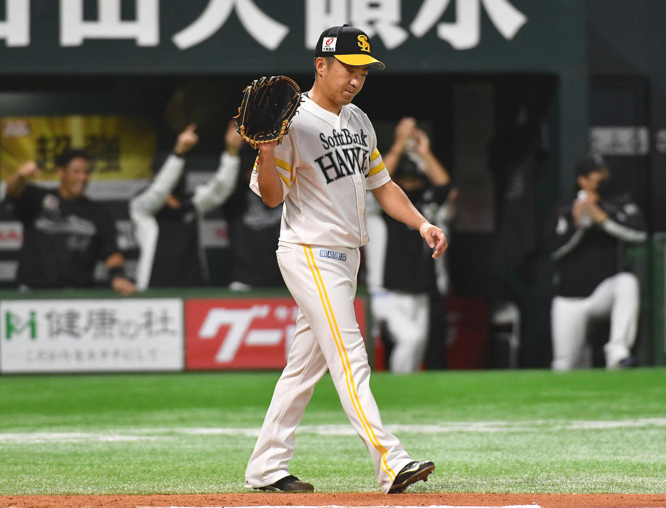 10回表ロッテ1死一、二塁、高部に勝ち越しの中越え2点適時三塁打を打たれ、悔しそうな表情を見せる嘉弥真（撮影・岩下翔太）