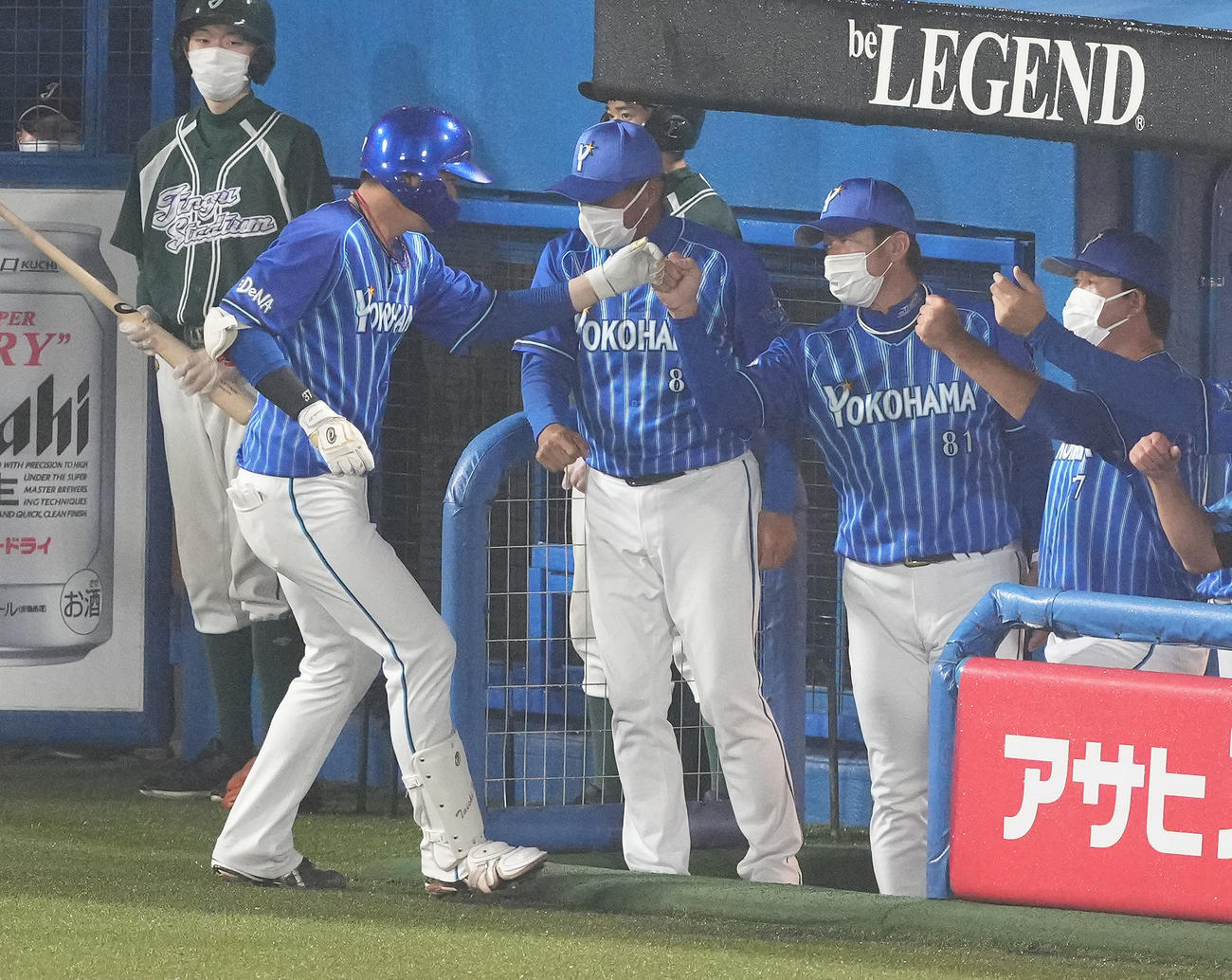 ヤクルト対DeNA 4回表DeNA無死、右越えソロ本塁打を放った楠本（左）を迎える三浦監督（右から2人目）（撮影・鈴木みどり）