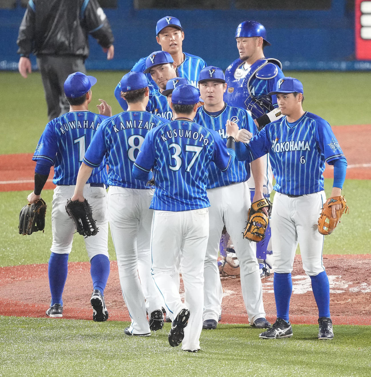 ヤクルト対DeNA　ヤクルトに勝利しタッチを交わすDeNAナイン（撮影・鈴木みどり）