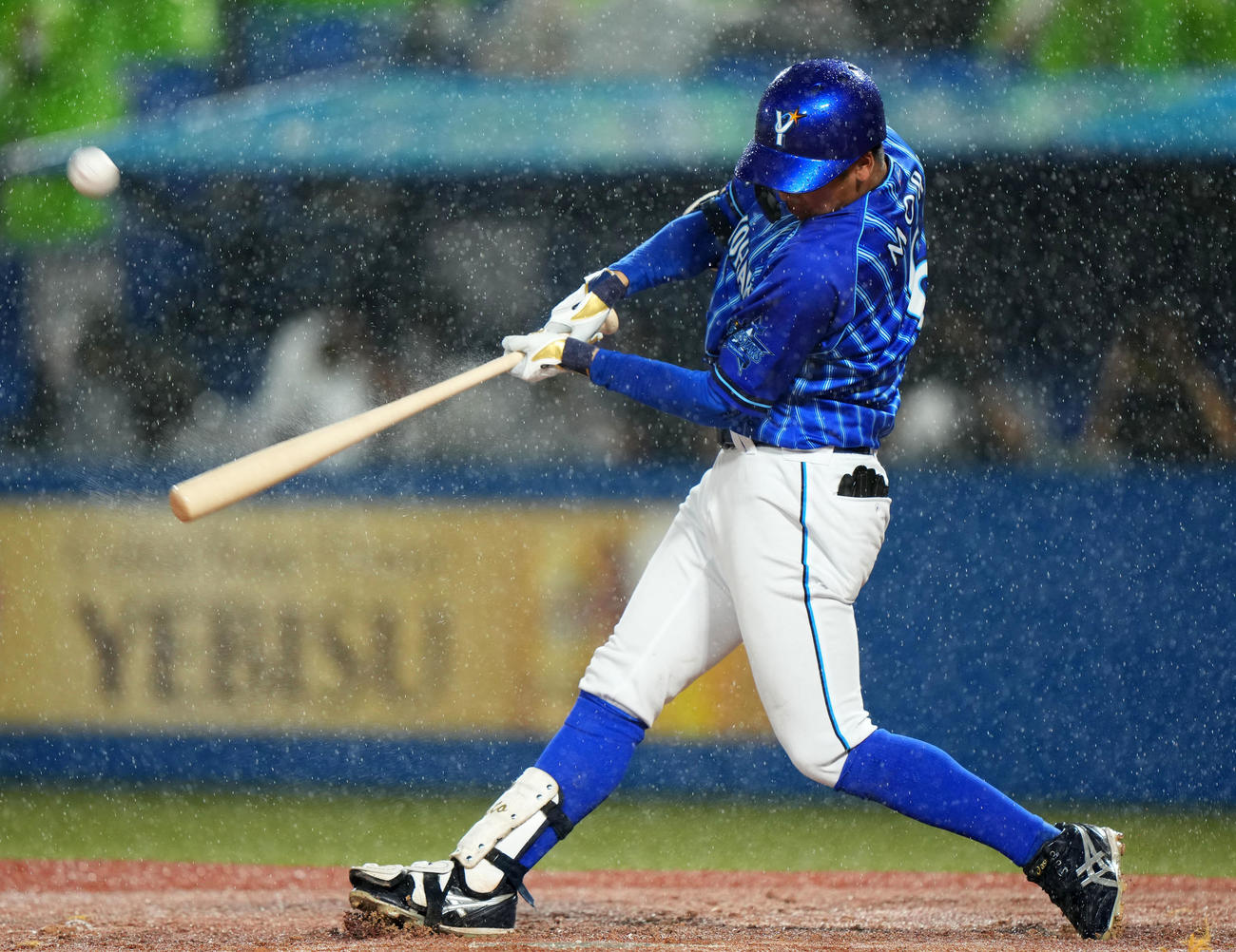 ヤクルト対DeNA 5回表DeNA1死、右越え本塁打を放つ森（撮影・横山健太）