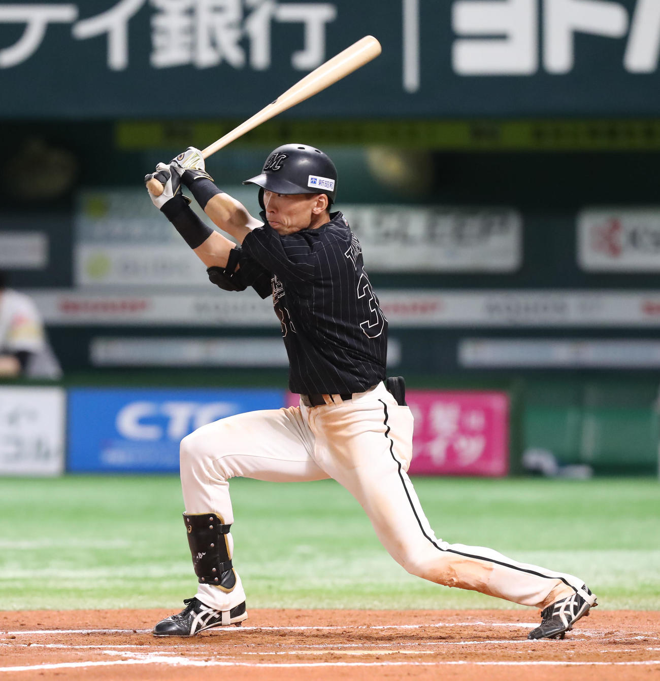 ソフトバンク対ロッテ　延長10回表ロッテ1死一、二塁、高部は中堅へ2点適時三塁打を放つ（撮影・屋方直哉）