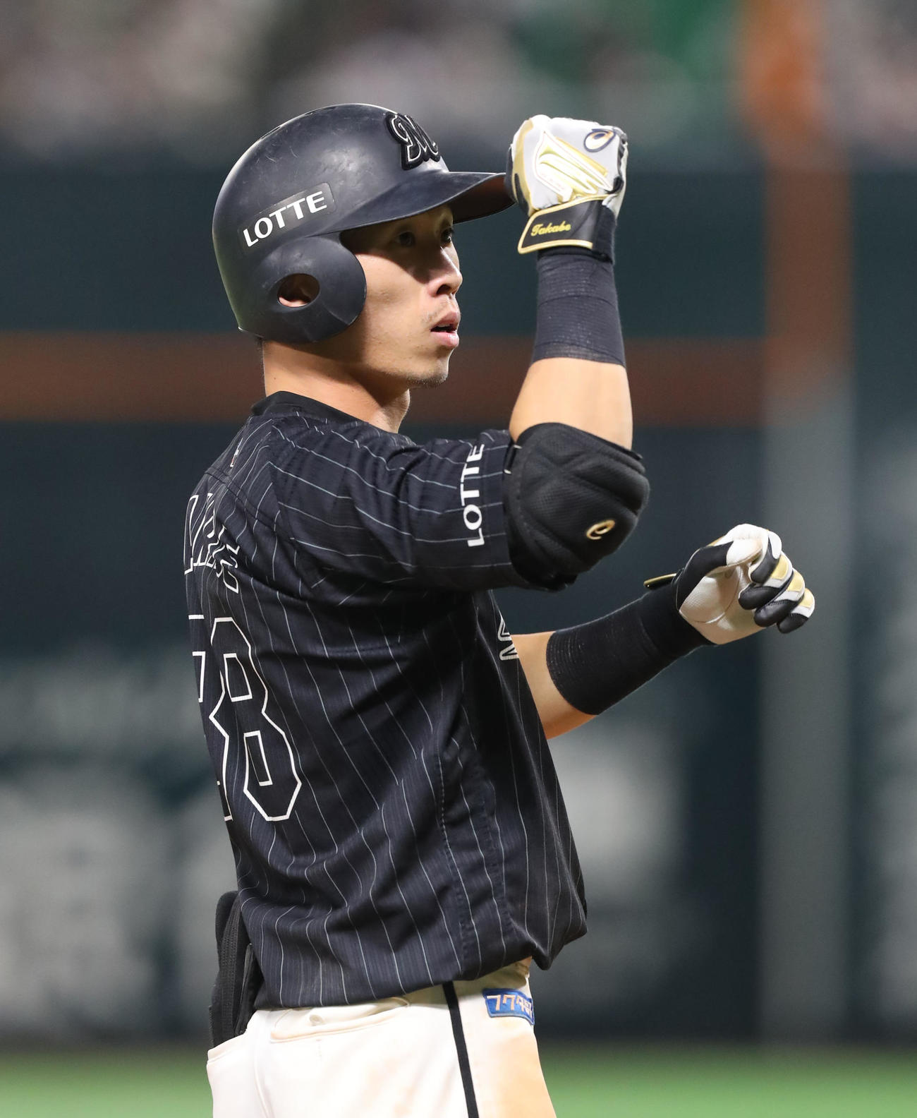 ソフトバンク対ロッテ　延長10回表ロッテ1死一、二塁、高部は中堅へ2点適時三塁打を放ち、ガッツポーズをする（撮影・屋方直哉）