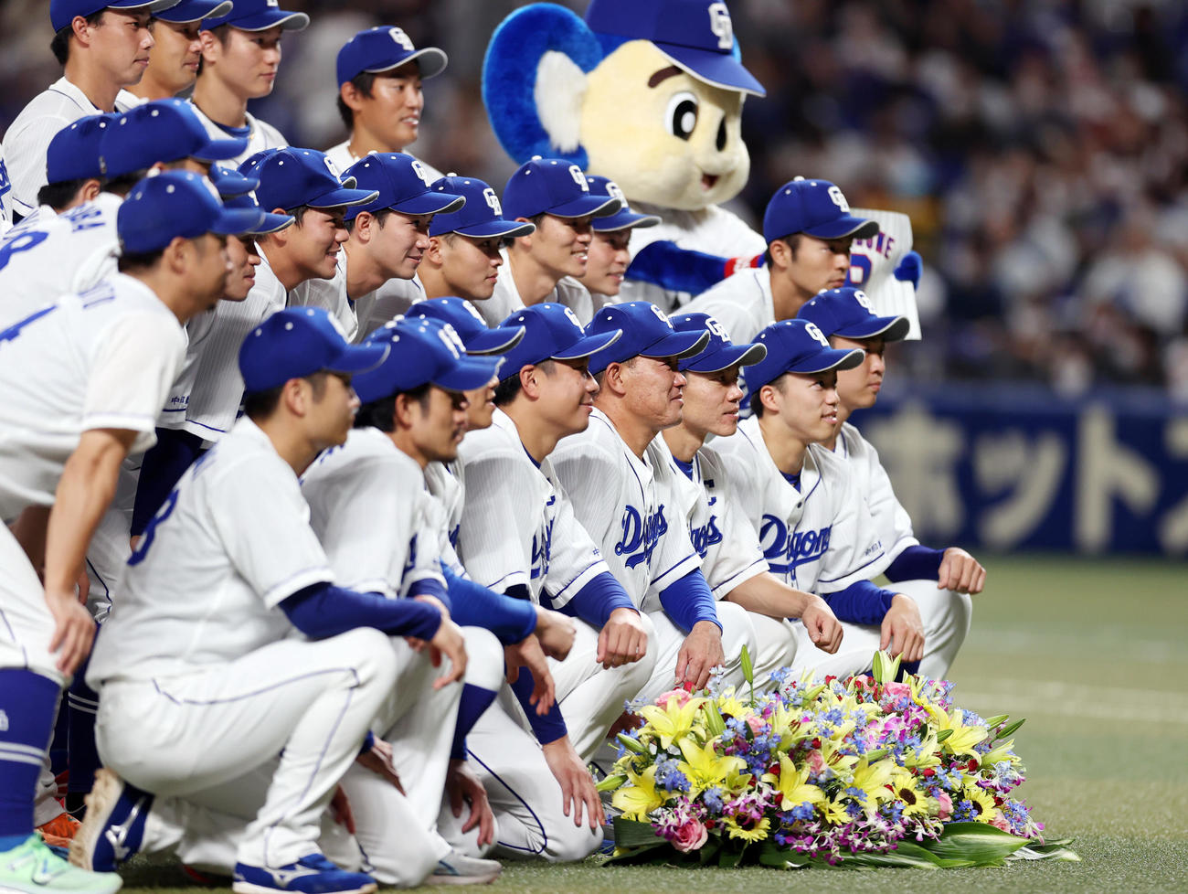 引退セレモニーでチームメートと記念撮影する福留（前列中央）（撮影・狩俣裕三）