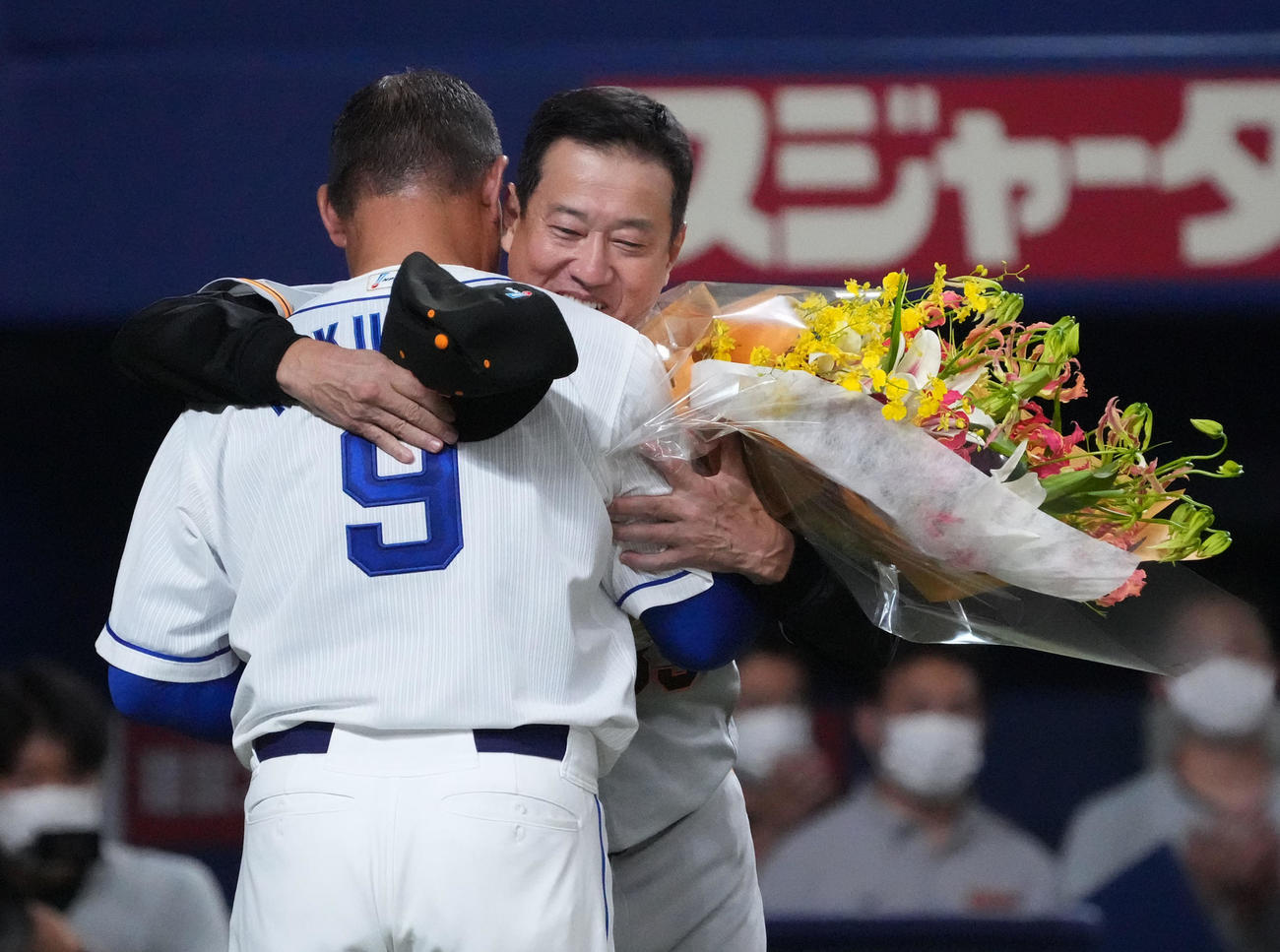 中日対巨人　引退セレモニー開始前、福留に花束を贈る原監督（右）（撮影・森本幸一）