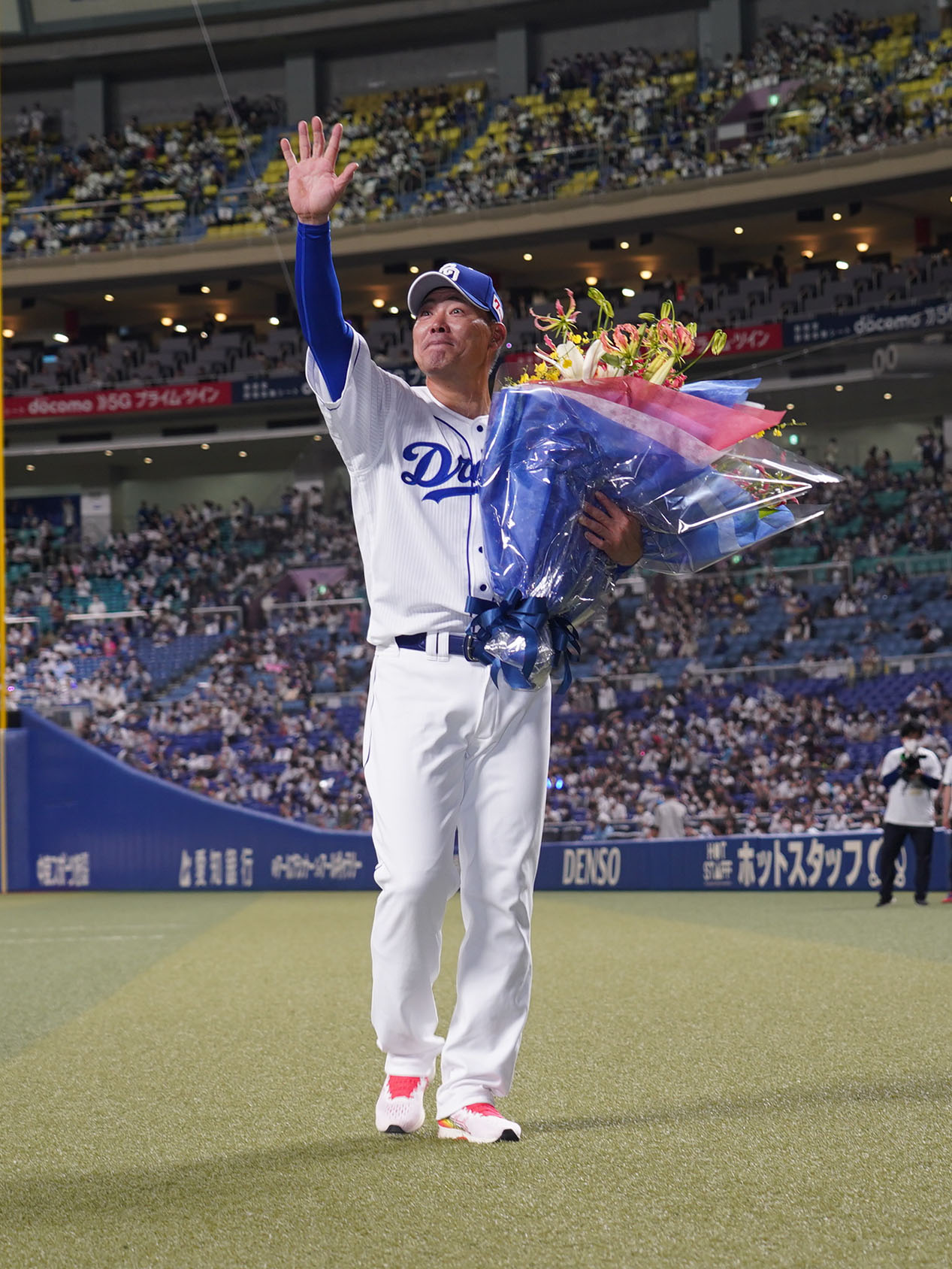 中日対巨人　セレモニーを終えスタンドに手を振る福留（撮影・森本幸一）
