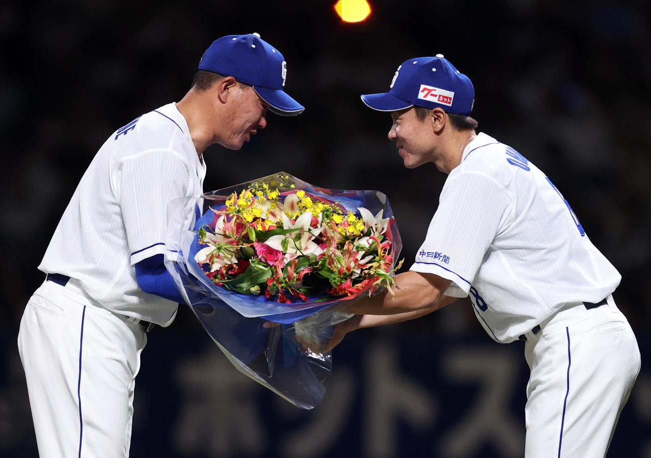 中日対巨人　引退セレモニーで福留（左）に花束を渡す大島（撮影・狩俣裕三）