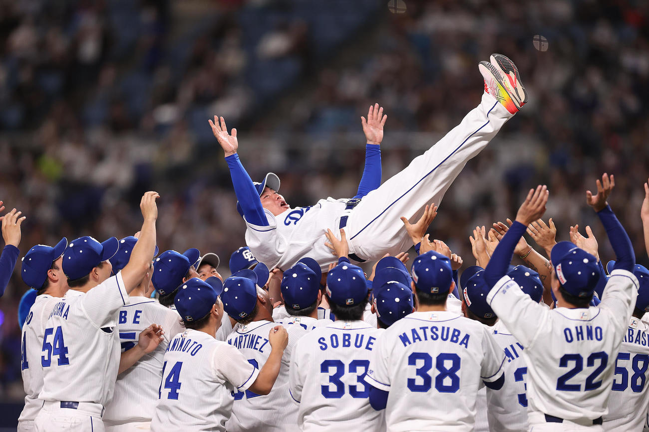 中日対巨人　引退セレモニーでチームメートから胴上げされる福留（撮影・狩俣裕三）