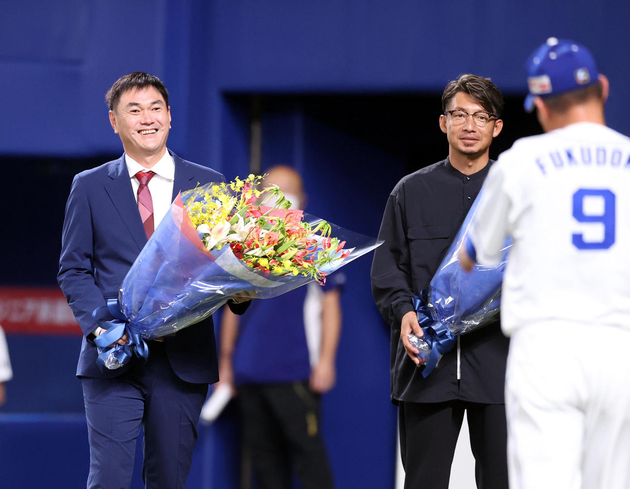 中日対巨人　福留（手前）の引退セレモニーでサプライズで登場する岩瀬氏（左）と鳥谷氏（撮影・狩俣裕三）