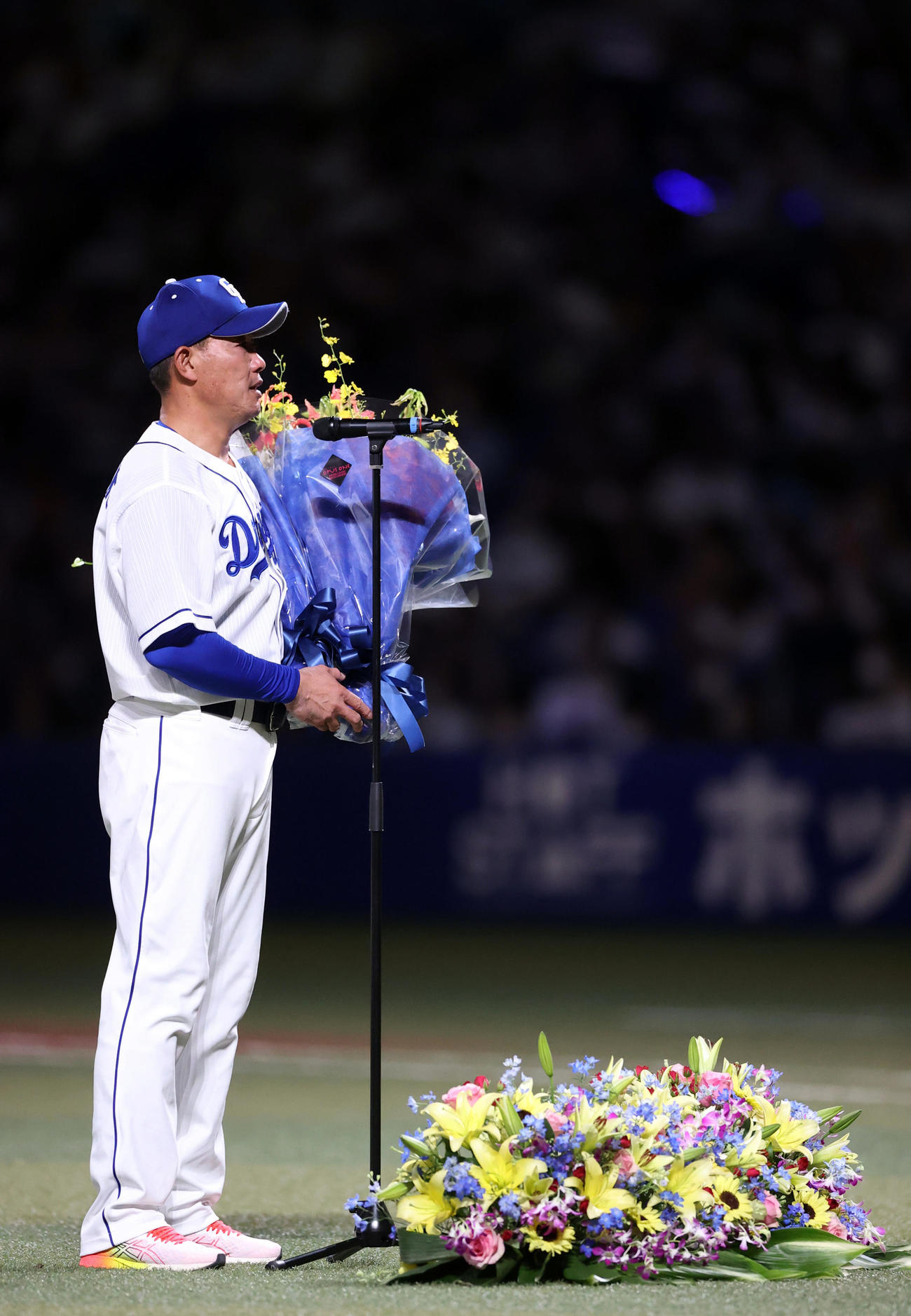 中日対巨人　引退セレモニーであいさつする福留（撮影・狩俣裕三）