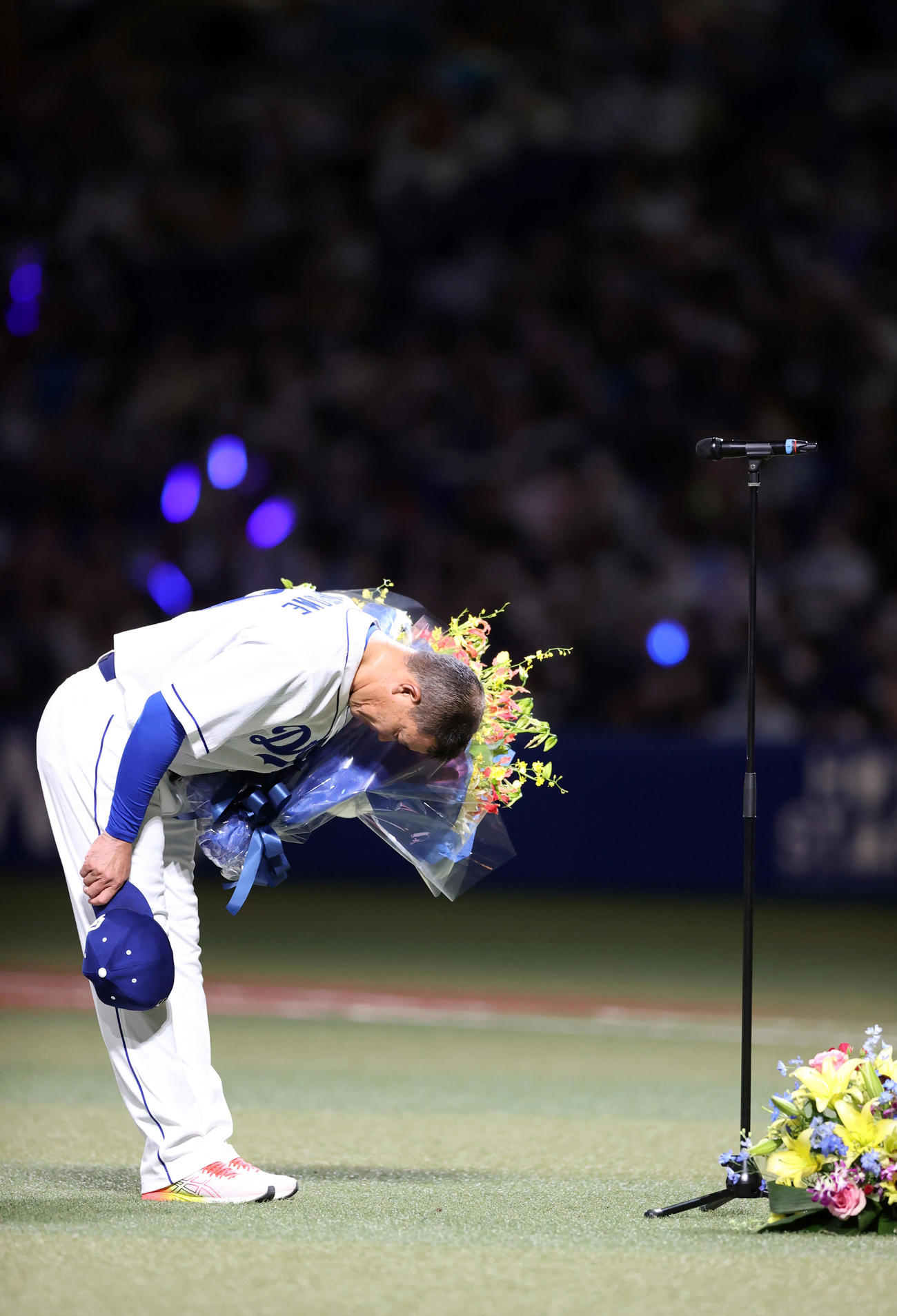 中日対巨人　引退セレモニーであいさつした後、深々と一礼する福留（撮影・狩俣裕三）
