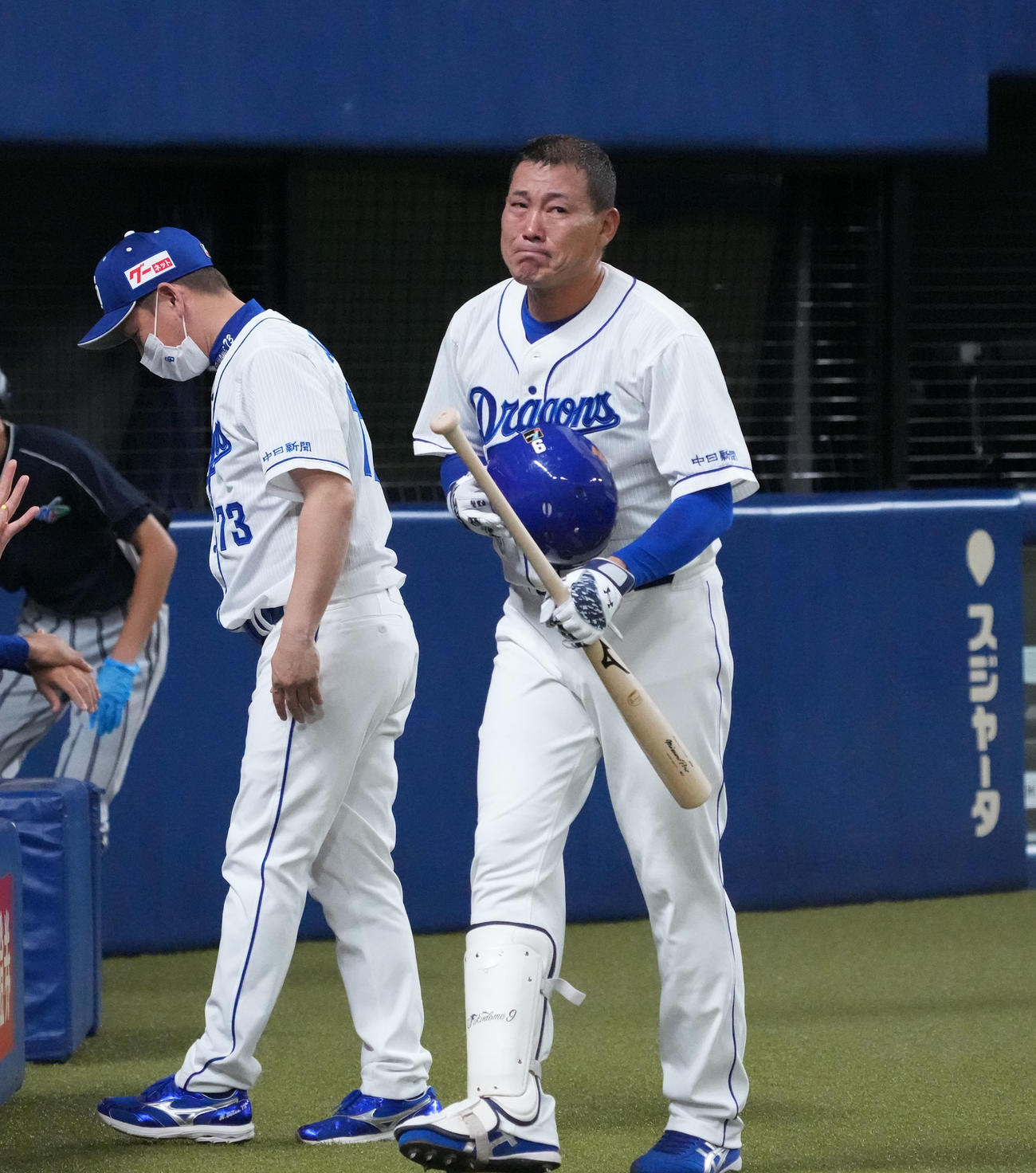 中日対巨人　9回裏中日1死、最後の打席で二飛に倒れ感極まる福留（右）左は立浪監督　（撮影・森本幸一）