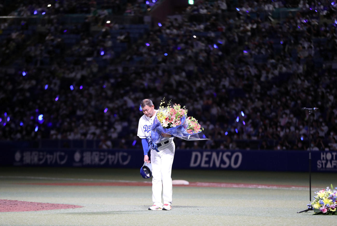 中日対巨人　引退セレモニーであいさつした後、ファンに一礼する福留（撮影・狩俣裕三）