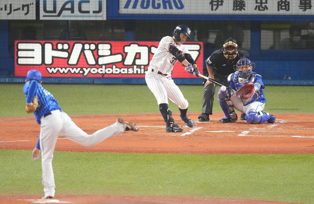 ヤクルト対DeNA 1回裏ヤクルト無死三塁、先制の中前適時打を放つ山崎。投手大貫（撮影・鈴木みどり）