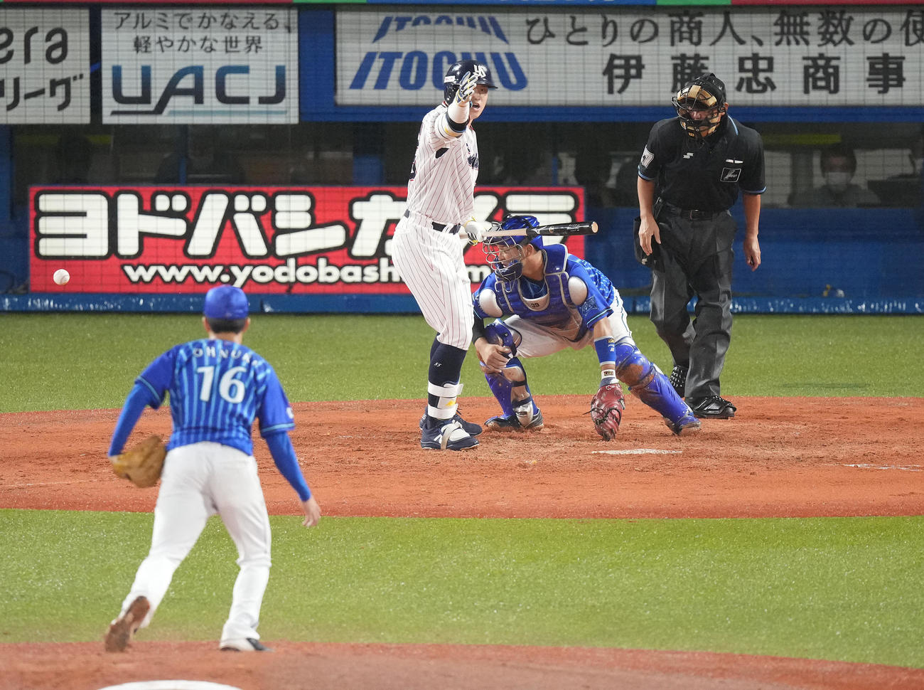 ヤクルト対DeNA 3回裏ヤクルト1死一、二塁、大貫の暴投で指示を出す打者村上（撮影・鈴木みどり）