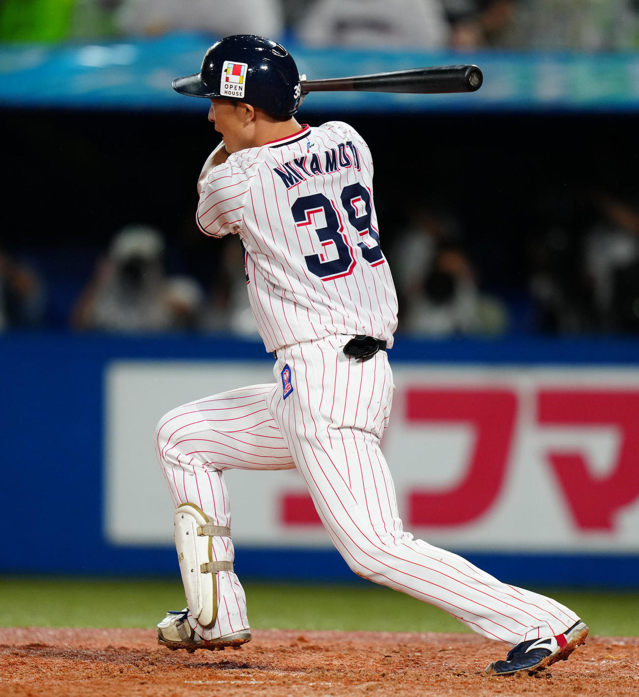 ヤクルト対DeNA 3回裏ヤクルト2死一、二塁、右前適時打を放つ宮本（撮影・江口和貴）