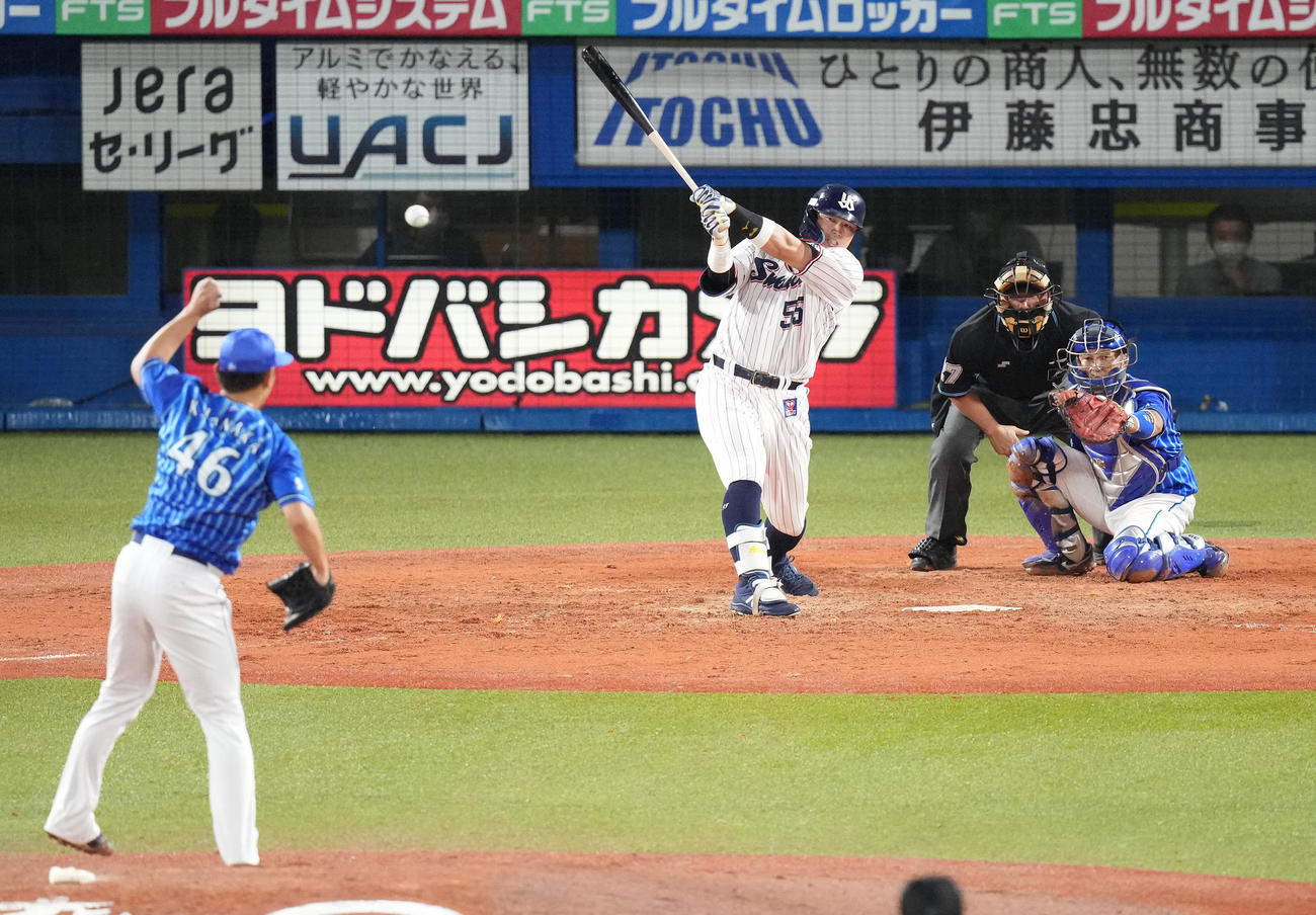 ヤクルト対DeNA 5回裏ヤクルト1死一塁、中二塁打を放つ村上。投手田中健（撮影・鈴木みどり）