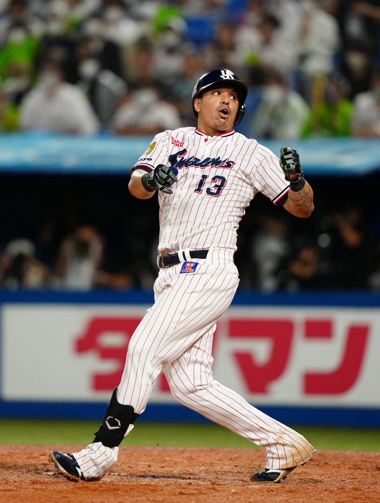 ヤクルト対DeNA 5回裏ヤクルト1死二、三塁、適時内野安打としたオスナはバットを放り、驚いた表情を見せる（撮影・江口和貴）