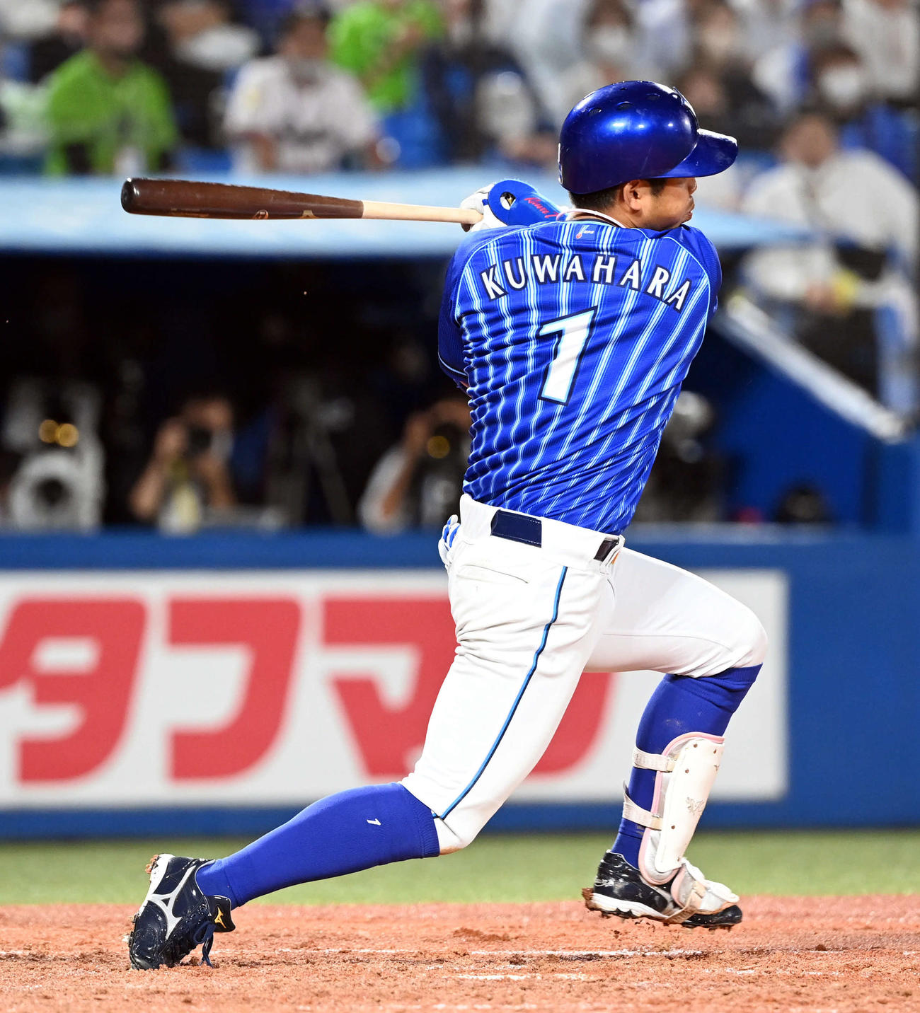 ヤクルト対DeNA 8回表DeNA無死二、三塁、中前適時打を放つ桑原（撮影・たえ見朱実）
