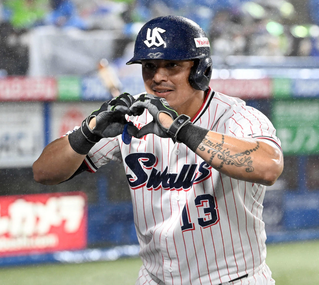 ヤクルト対DeNA 2回裏ヤクルト無死、ソロ本塁打を放ちポーズを決めるオスナ（撮影・たえ見朱実）