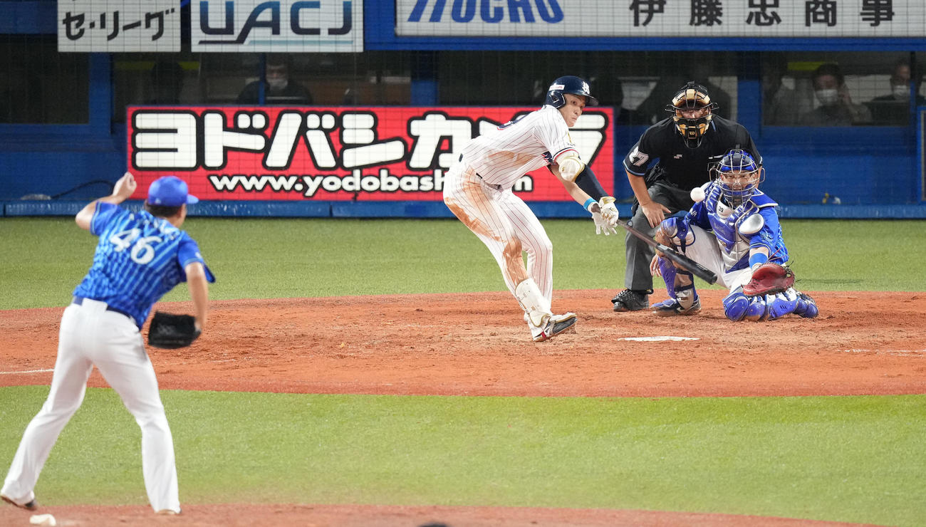 ヤクルト対DeNA 5回裏ヤクルト1死一、三塁、中前適時打を放つ宮本。投手田中健（撮影・鈴木みどり）