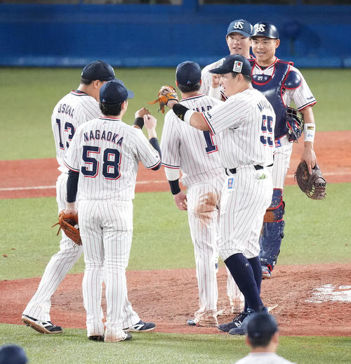 ヤクルト対DeNA DeNAに勝利し、タッチを交わす村上（右手前）らヤクルトナイン（撮影・鈴木みどり）