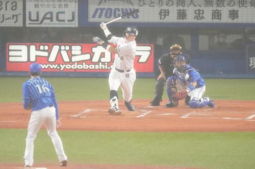 ヤクルト対DeNA 1回裏ヤクルト2死、空振り三振に倒れる村上。投手大貫（撮影・鈴木みどり）