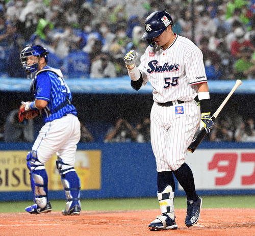 ヤクルト対DeNA 1回裏ヤクルト2死、空振り三振に倒れる村上（撮影・たえ見朱実）