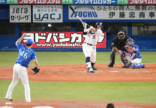 ヤクルト対DeNA 5回裏ヤクルト1死一塁、中二塁打を放つ村上。投手田中健（撮影・鈴木みどり）