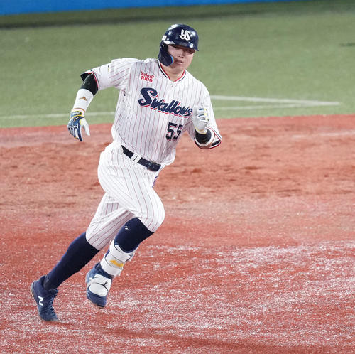 5回裏ヤクルト1死一塁、中二塁打を放ち二塁へ向かう村上（撮影・鈴木みどり）