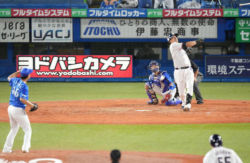 ヤクルト対DeNA 5回裏ヤクルト1死二、三塁、適時内野安打を放つオスナ。投手田中健（撮影・鈴木みどり）