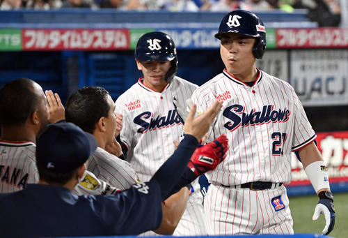 ヤクルト対DeNA 7回裏ヤクルト1死一塁、左越えに2点本塁打を放ちナインの出迎えを受ける中村（撮影・たえ見朱実）