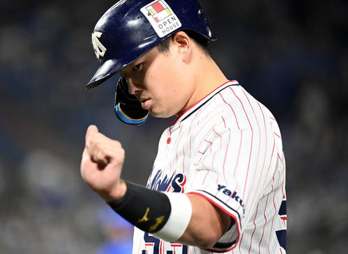 ヤクルト対DeNA 8回裏ヤクルト2死一塁、一ゴロに倒れた村上は、じっと手を見る（撮影・たえ見朱実）
