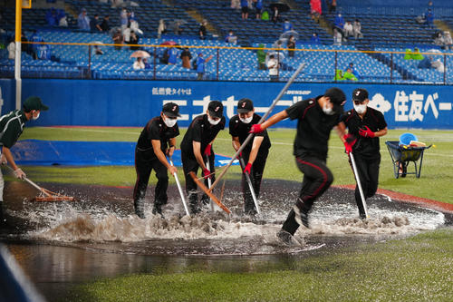ヤクルト対DeNA　試合前、三塁側ブルペン付近にたまった雨水の排水作業を行うスタッフ（撮影・江口和貴）