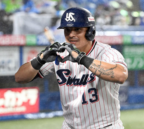 ヤクルト対DeNA 2回裏ヤクルト無死、ソロ本塁打を放ちポーズを決めるオスナ（撮影・たえ見朱実）