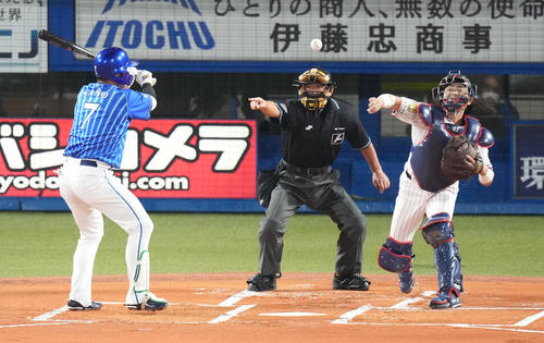 ヤクルト対DeNA 1回表DeNA1死一塁、打者佐野を空振り三振に仕留めた後、二塁へ送球し一塁走者関根の二盗を刺し、併殺に仕留める捕手中村（撮影・鈴木みどり）