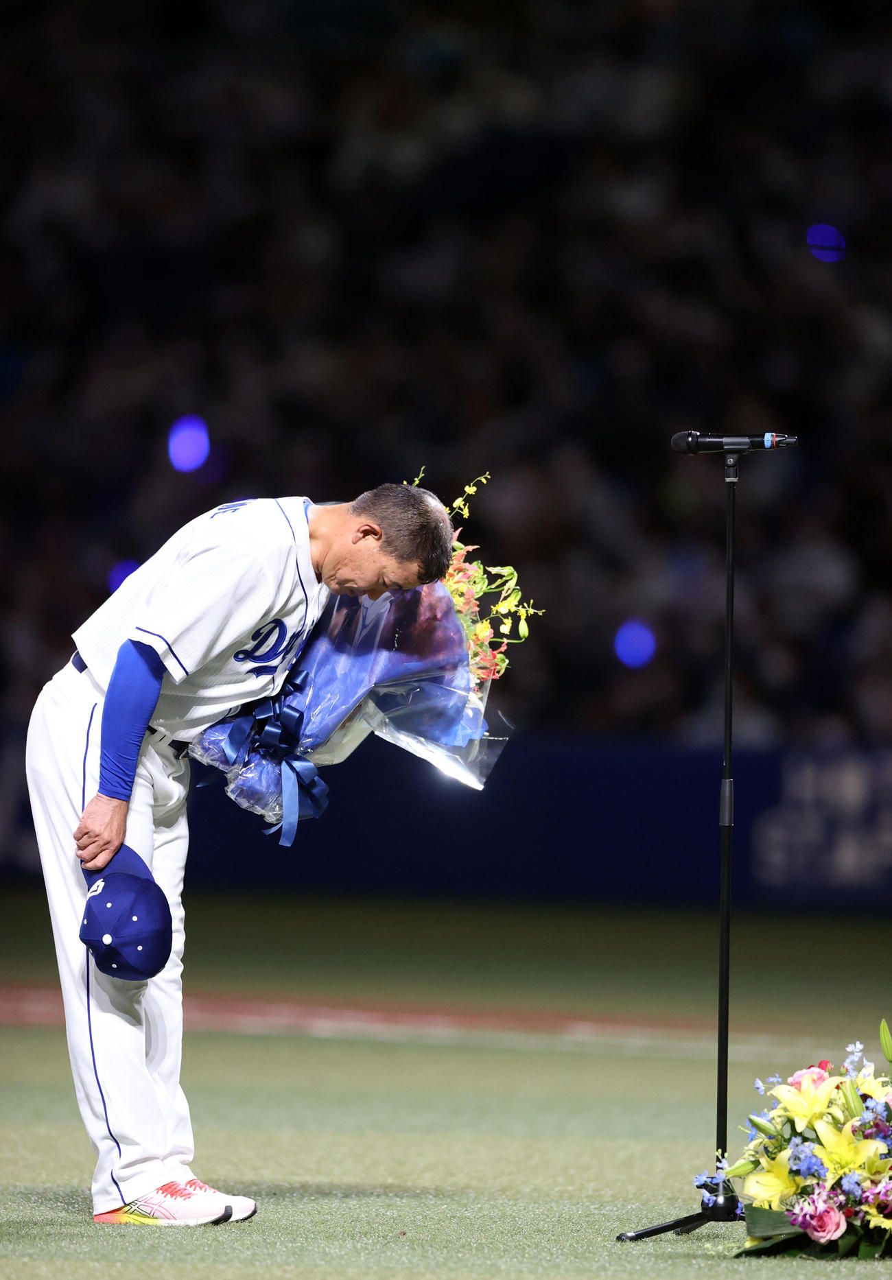 中日対巨人　引退セレモニーであいさつした後、深々と一礼する福留（撮影・狩俣裕三）