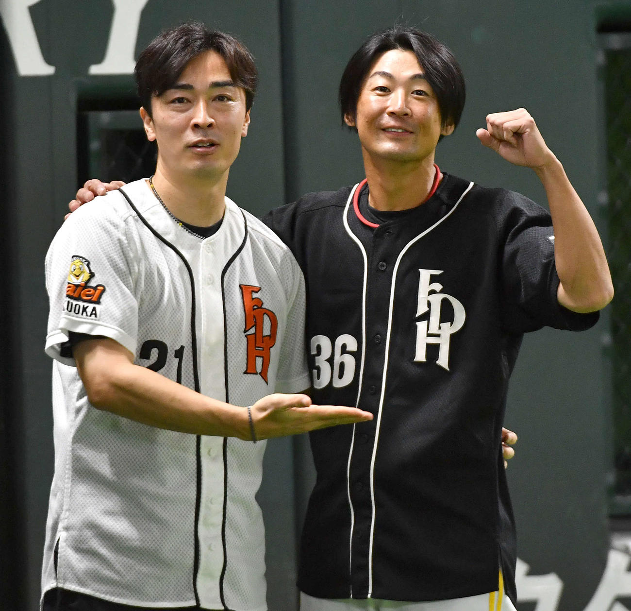 ソフトバンク対ロッテ　ダイエー時代のユニホームで和田（左）と記念撮影する明石（撮影・岩下翔太）