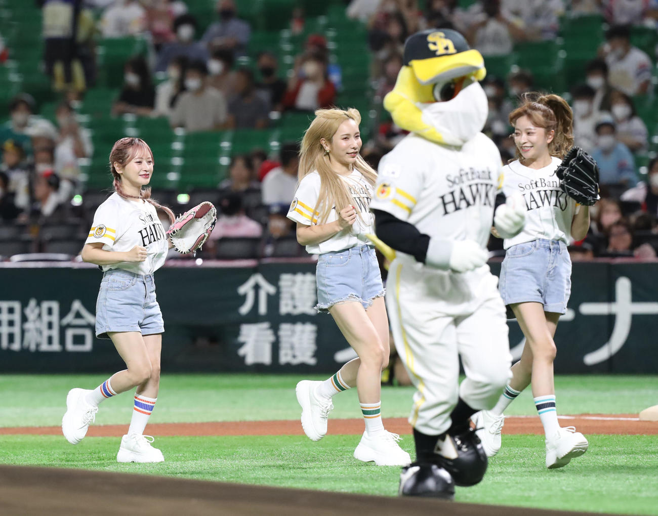 ソフトバンク対ロッテ　セレモニアルピッチで球場を盛り上げるヘラヘラ三銃士（左からまりな、ありしゃん、さおりん）（撮影・屋方直哉）