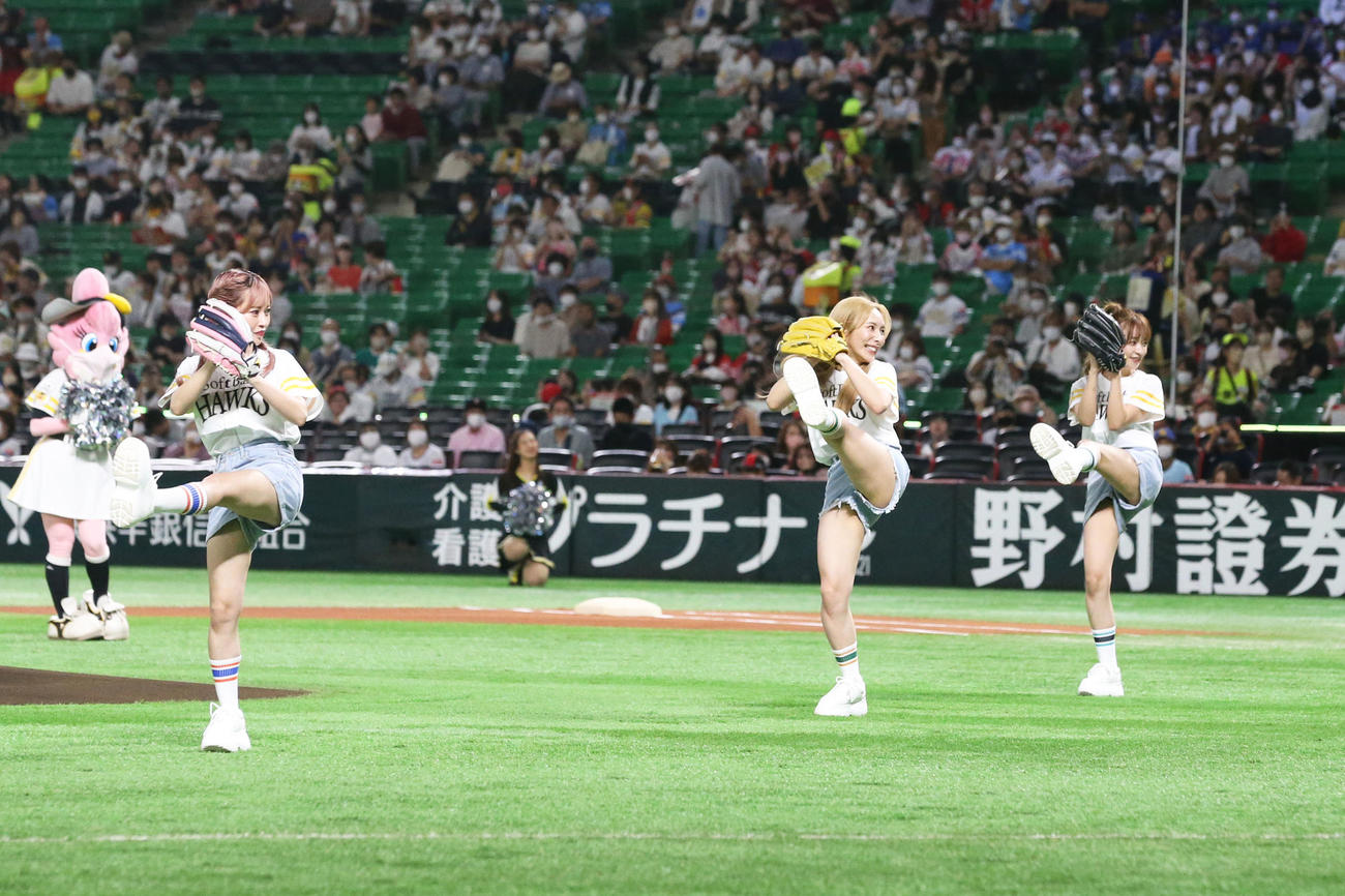 ソフトバンク対ロッテ　セレモニアルピッチを行うヘラヘラ三銃士（左からまりな、ありしゃん、さおりん）（撮影・屋方直哉）