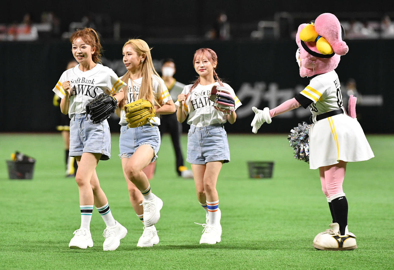 ソフトバンク対ロッテ　セレモニアルピッチへ向かうヘラヘラ三銃士（撮影・岩下翔太）