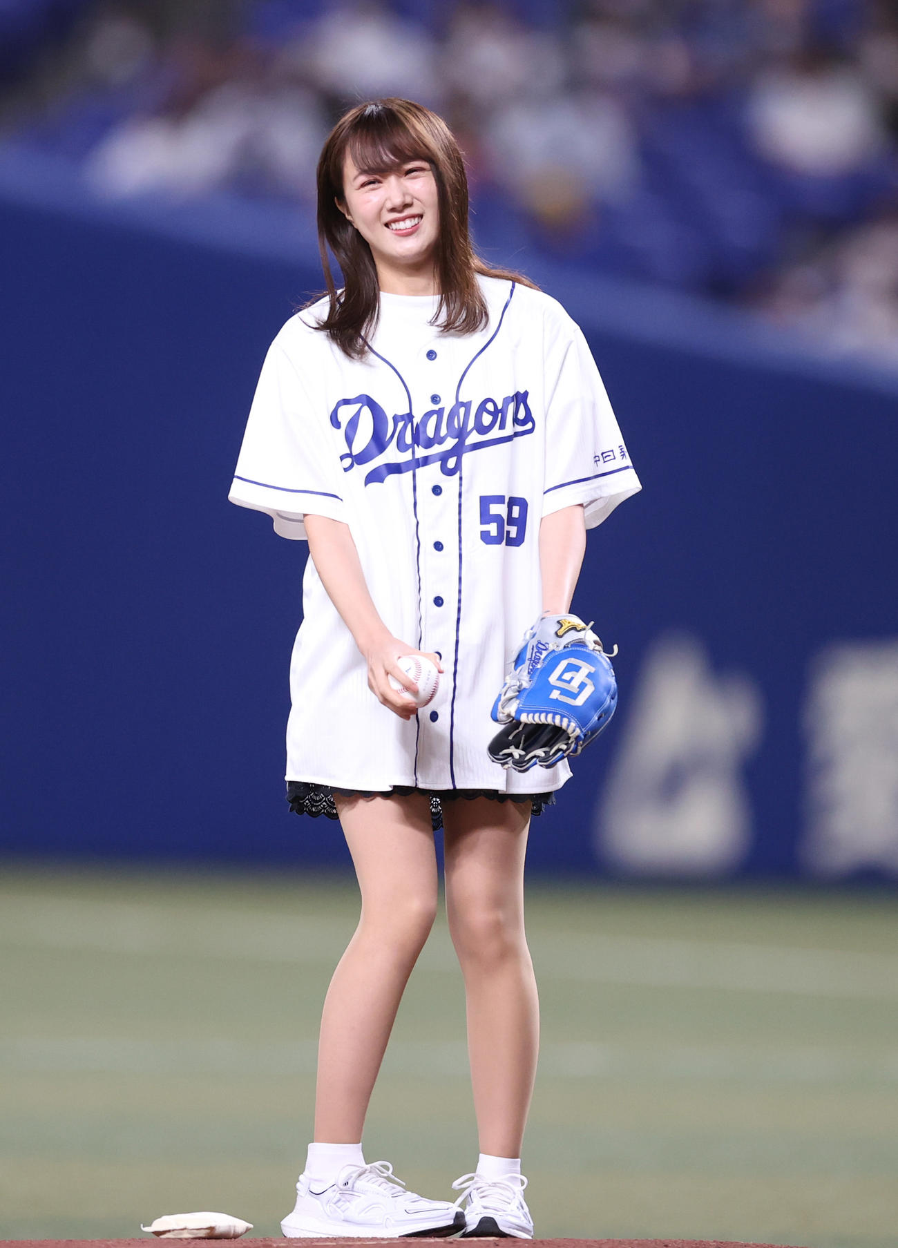 中日対巨人　始球式を務める元乃木坂46の永島聖羅（撮影・狩俣裕三）