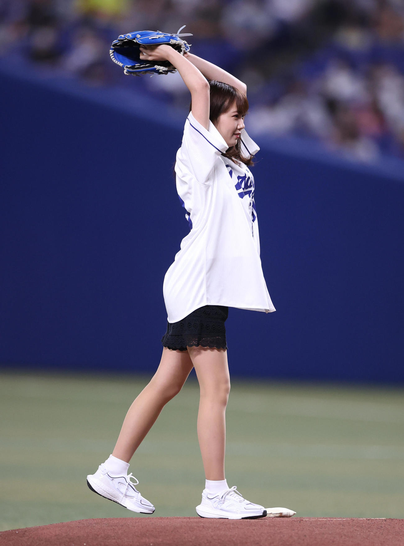 中日対巨人　始球式を務める元乃木坂46の永島聖羅（撮影・狩俣裕三）