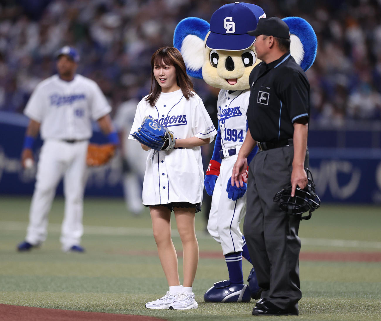 中日対巨人　始球式を務める元乃木坂46の永島聖羅（撮影・狩俣裕三）