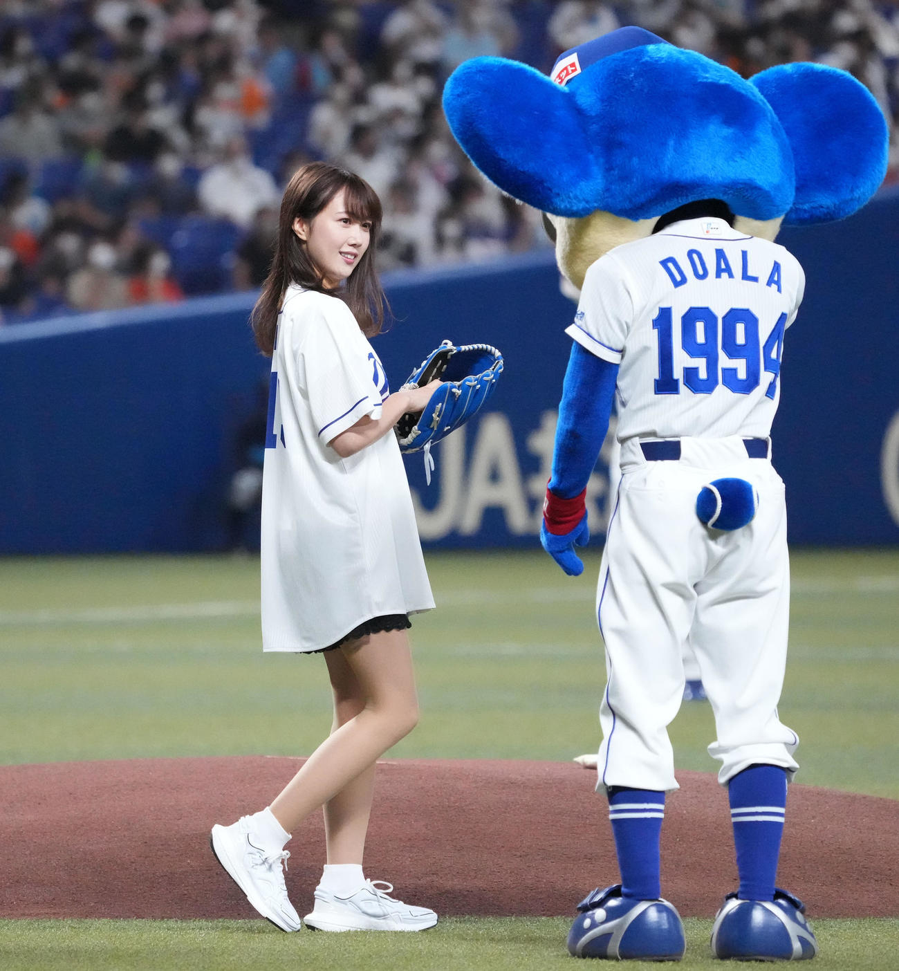 中日対巨人　　試合前、始球式を務める永島聖羅（撮影・森本幸一）
