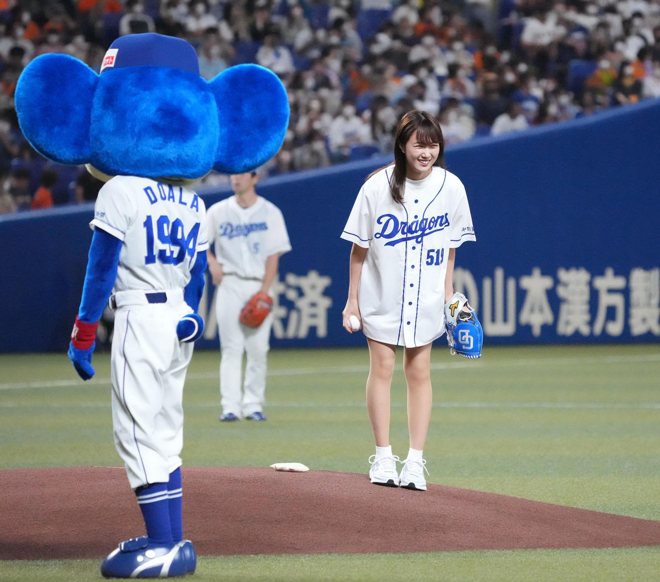 中日対巨人　　試合前、始球式を務める永島聖羅（撮影・森本幸一）