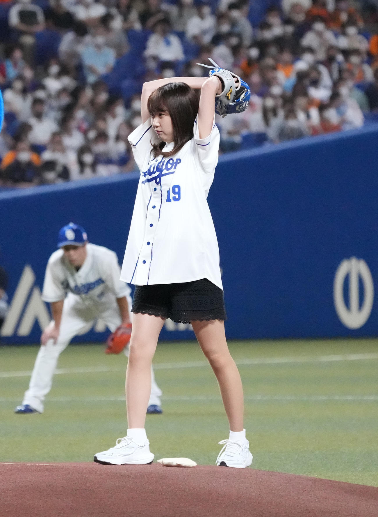 中日対巨人　　試合前、始球式を務める永島聖羅（撮影・森本幸一）